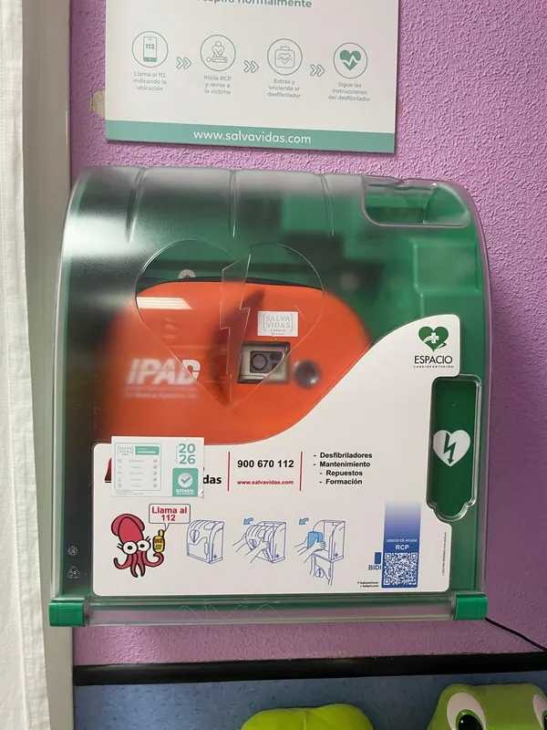 Desfibrilador DEA en su vitrina en la pared de la Escuela Infantil Chupetes