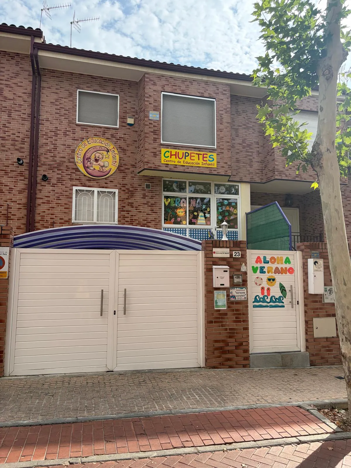 Fachada de la Escuela Infantil Chupetes en Arganda del Rey con la puerta de entrada